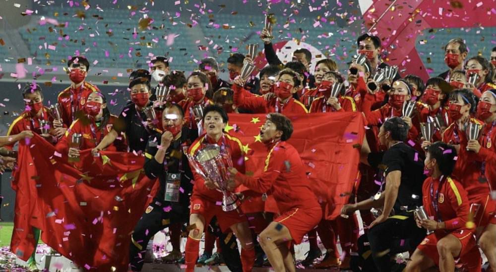 曼城中场菲利普斯可能在冬窗离队，他与曼联、纽卡联系在一起，如果曼城选择出售菲利普斯，瓜迪奥拉考虑与利物浦、拜仁竞争富勒姆中场帕利尼亚，蓝月亮可能考虑应景拜仁中场基米希。